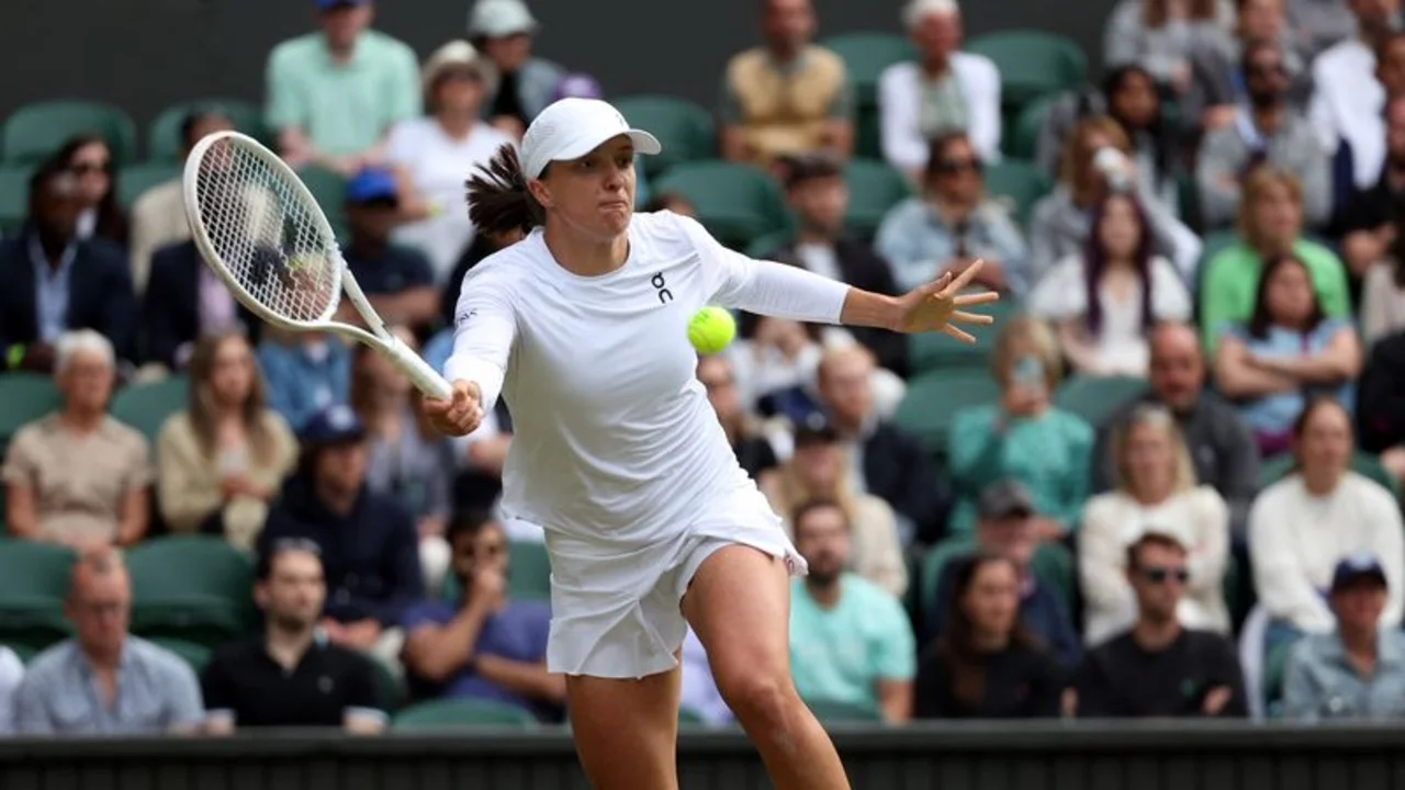 Máxima favorita Swiatek pasa sin problemas a tercera ronda de Wimbledon