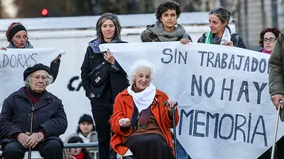 Organismos de DD.HH. se movilizaron a la Plaza de Mayo contra el ajuste en políticas de Memoria Organismos de DD.HH. se movilizaron a la Plaza de Mayo contra el ajuste en políticas de Memoria