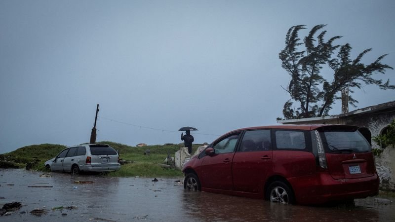 México emite una "alerta roja" mientras el huracán Beryl, de categoría 3, se acerca a la costa