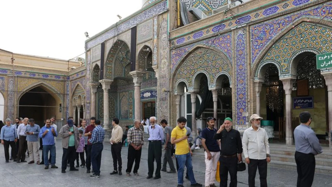 Los iraníes votan en la segunda vuelta de las presidenciales en medio de una apatía generalizada