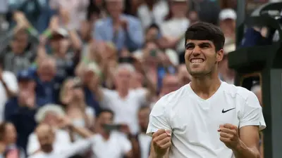 Alcaraz supera a Tiafoe en cinco sets y sigue avanzando en Wimbledon Alcaraz supera a Tiafoe en cinco sets y sigue avanzando en Wimbledon