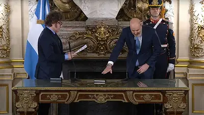 Milei le tomó juramento a Sturzenegger: "Qué lujo me estoy dando" Milei le tomó juramento a Sturzenegger: "Qué lujo me estoy dando"