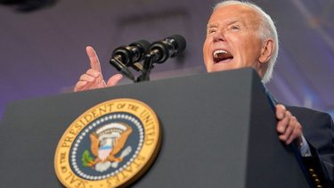 Biden desestima críticas, descalifica a Trump y dice que seguirá en la contienda electoral