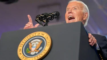 Biden desestima críticas, descalifica a Trump y dice que seguirá en la contienda electoral