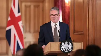 Nuevo primer ministro británico declara "muerto y enterrado" el plan de deportaciones a Ruanda Nuevo primer ministro británico declara "muerto y enterrado" el plan de deportaciones a Ruanda