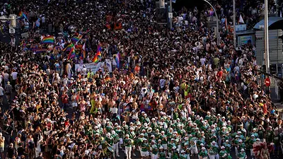Decenas de miles de personas llenan Madrid de color para el desfile del orgullo gay Decenas de miles de personas llenan Madrid de color para el desfile del orgullo gay