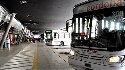 Pese a la intimación de Llaryora, los colectivos siguen con el paro por falta de pago Pese a la intimación de Llaryora, los colectivos siguen con el paro por falta de pago