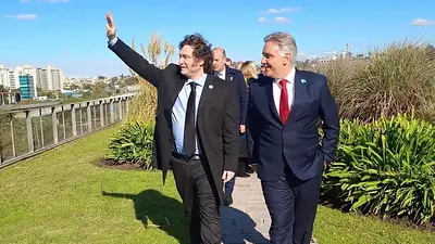 A pesar de la recesión de Córdoba, Llaryora se acerca a Milei para firmar el Pacto de Mayo A pesar de la recesión de Córdoba, Llaryora se acerca a Milei para firmar el Pacto de Mayo
