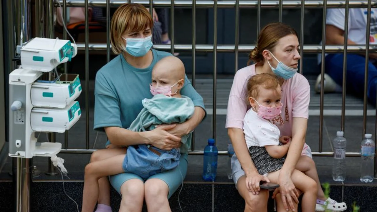 Una madre protege a su bebé del bombardeo al hospital de Kiev