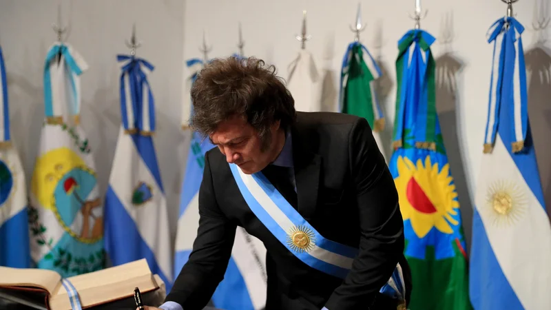 Javier Milei respondió cuándo levantaría el cepo y habló de la devaluación 