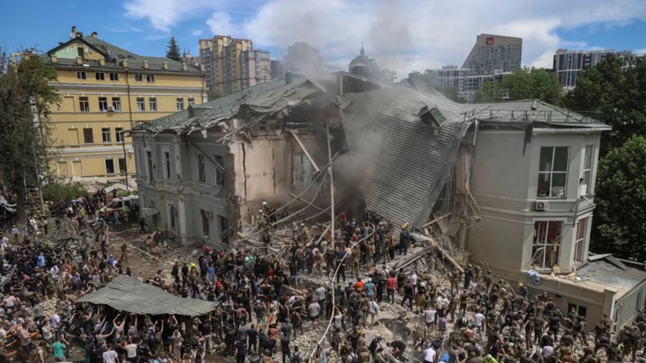 Rusia dice que el hospital infantil de Kiev fue alcanzado por antimisiles ucranianos y no por Rusia