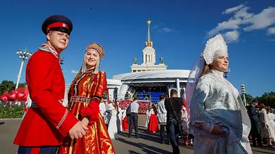 Putin decreta que la exposición patriótica "Rusia" se convierta en un hito permanente Putin decreta que la exposición patriótica "Rusia" se convierta en un hito permanente
