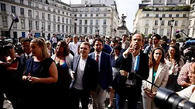 La izquierda francesa y los centristas pugnan por formar Gobierno La izquierda francesa y los centristas pugnan por formar Gobierno