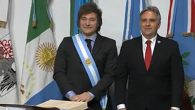 Tras firmarle el Pacto de Mayo, Llaryora ahora le reclama a Milei por la producción Tras firmarle el Pacto de Mayo, Llaryora ahora le reclama a Milei por la producción