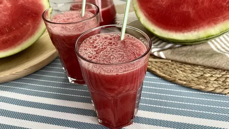 Jugo de sandía y frutillas. 