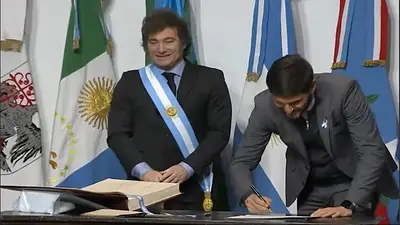 Críticas a Pullaro tras firmar el Pacto de Mayo de Milei: "Vergüenza ajena" Críticas a Pullaro tras firmar el Pacto de Mayo de Milei: "Vergüenza ajena"