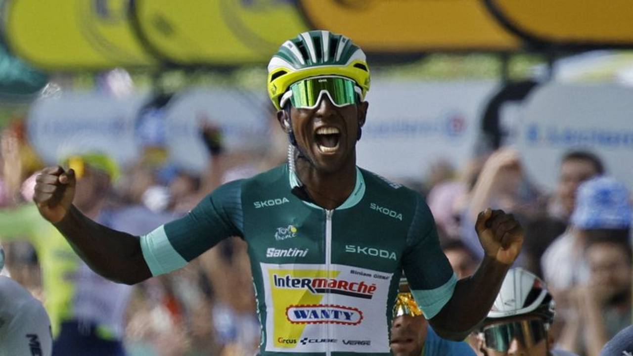 Girmay gana duodécima etapa del Tour de Francia, Pogacar sigue como líder de la general