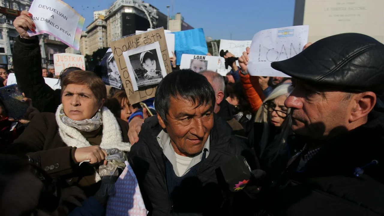 Cientos de personas reclamaron por Loan en el centro porteño: "Tiene que aparecer vivo"