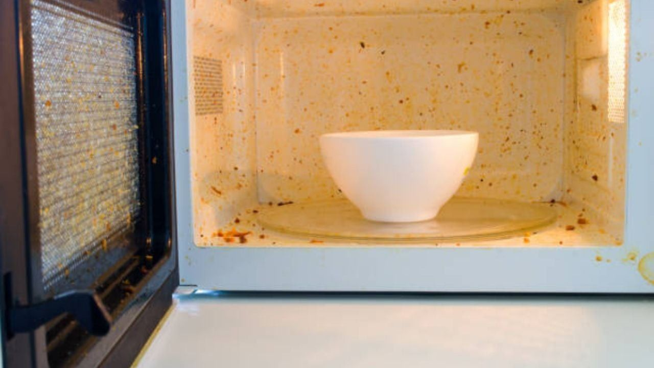 Imagen de un microondas sucio que está por comenzar el proceso de limpieza con vinagre 
