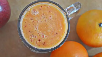 jugo de manzana, pepino y zanahoria jugo de manzana, pepino y zanahoria