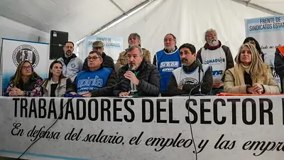 Otro golpe a estatales: el Gobierno prorrogó otro año una medida que limita la negociación salarial Otro golpe a estatales: el Gobierno prorrogó otro año una medida que limita la negociación salarial
