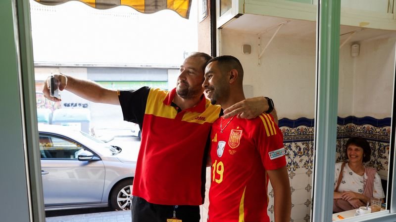 En un humilde barrio cercano a Barcelona, el niño prodigio Yamal encarna la esperanza