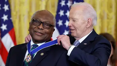 Un influyente demócrata apoya a Biden mientras otros evalúan sus opciones Un influyente demócrata apoya a Biden mientras otros evalúan sus opciones