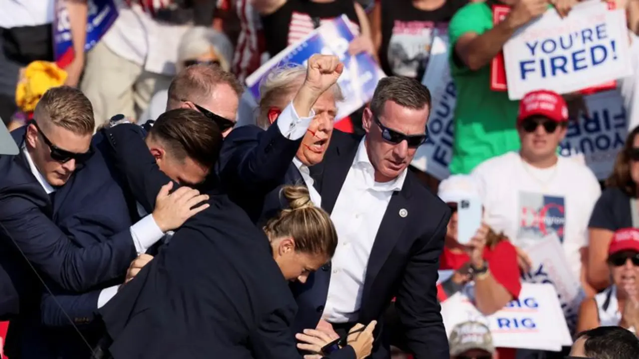 Se escuchan varios disparos... y luego un ensangrentado Trump abandona mitin electoral en EEUU