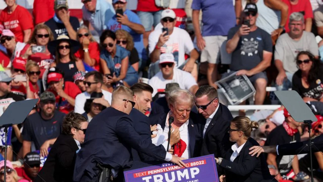 Víctima de tiroteo en el mitin de Trump murió protegiendo a su familia de las balas
