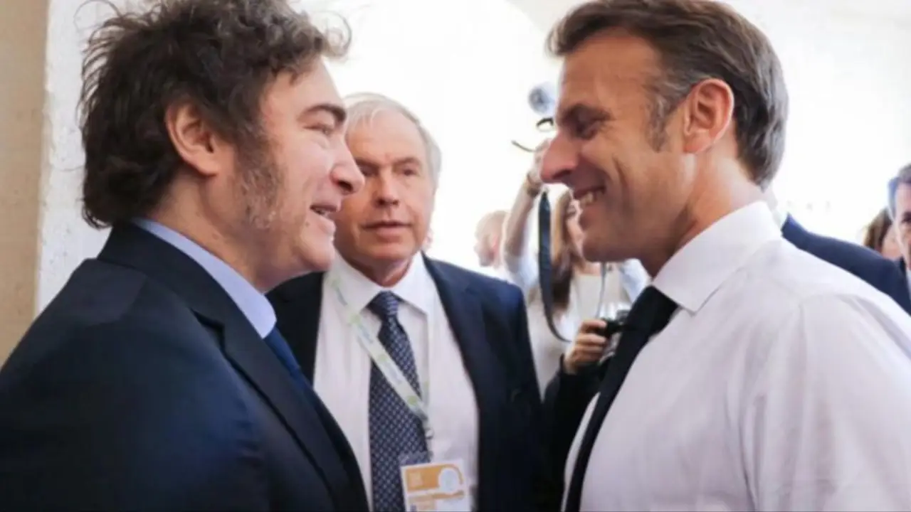 Tres segundos en la pantalla que mirará todo el planeta y una reunión incómoda con Macron: Milei llega a una Francia enojada con Argentina