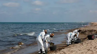 La Comunidad Valenciana cierra tres playas afectadas por un vertido de petróleo La Comunidad Valenciana cierra tres playas afectadas por un vertido de petróleo