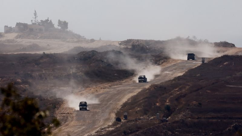 Israel ataca el centro de Gaza y envía tanques al norte de Ráfah