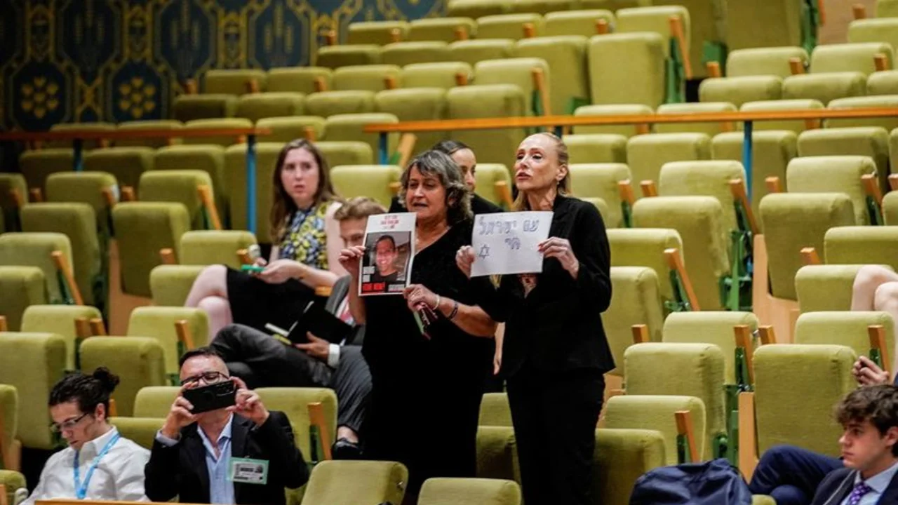 Manifestantes interrumpen el Consejo de Seguridad de la ONU pidiendo la liberación de los rehenes de Gaza