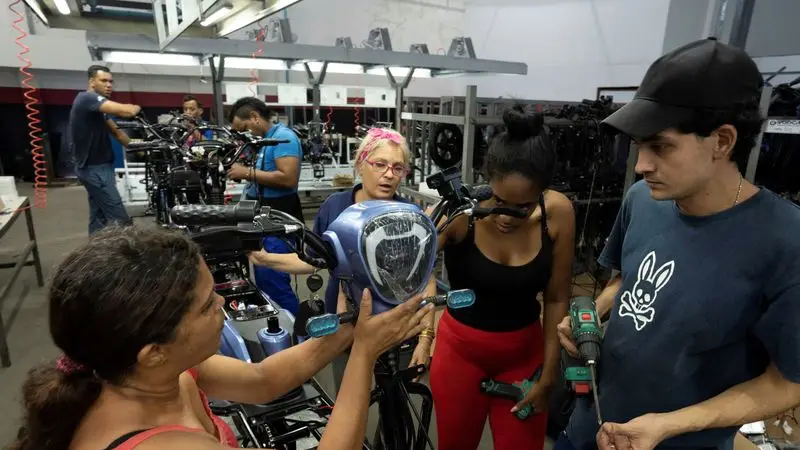 Cubanos salen a las calles en vehículos eléctricos de China, ahorrando tiempo y dinero