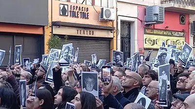 AMIA: familiares de víctimas acusaron a Milei y funcionarios de acercarse "por la foto" AMIA: familiares de víctimas acusaron a Milei y funcionarios de acercarse "por la foto"