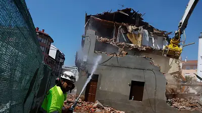 España sufre una ola de calor y los trabajadores buscan la sombra España sufre una ola de calor y los trabajadores buscan la sombra