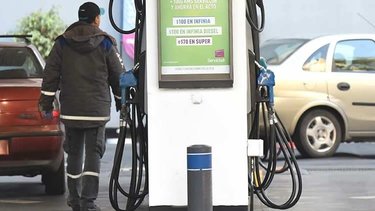 Las petroleras se suman a YPF y bajan los precios de sus combustibles