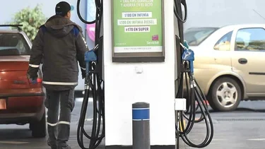 Las petroleras se suman a YPF y bajan los precios de sus combustibles