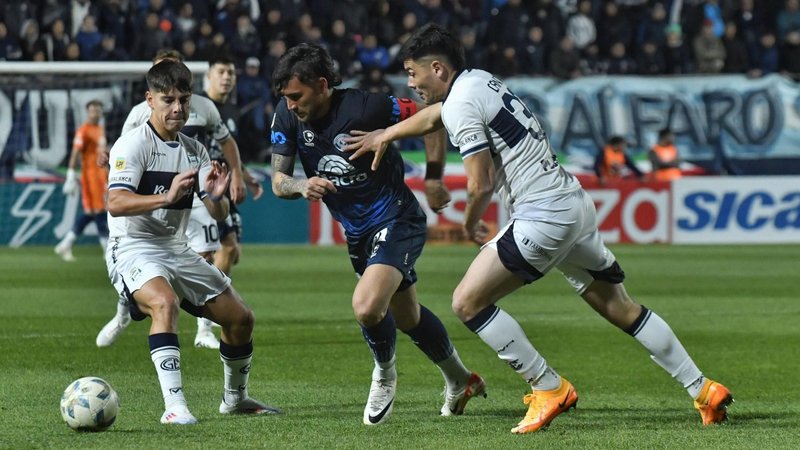Liga Profesional de Fútbol, Independiente Rivadavia de Mendoza, Gimnasia y Esgrima de La Plata