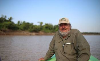 Tiene 68 años, es biólogo y recorre el norte argentino a pie y en bote | Historias de vida
