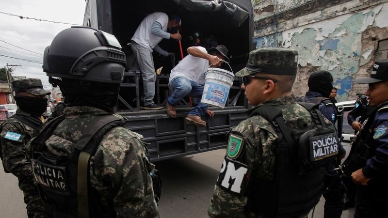 Honduras envía a la policía a las calles para luchar contra bandas criminales