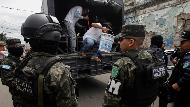 Honduras envía a la policía a las calles para luchar contra bandas criminales