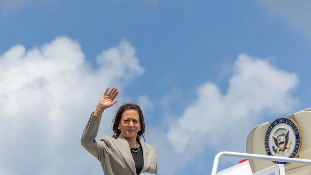 Kamala Harris recauda fondos mientras sigue la presión para que Biden abandone la carrera en EEUU