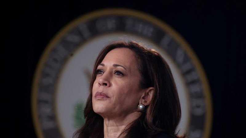 Muchos demócratas apoyan a Harris para ser la candidata, pero Pelosi y otros guardan silencio