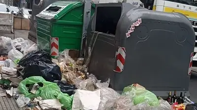 Tachos de basura repletos Tachos de basura repletos