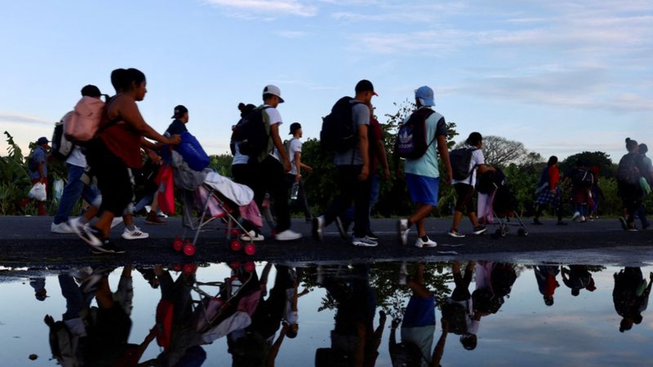 Caravana de inmigrantes cruza México rumbo al norte hacia EEUU