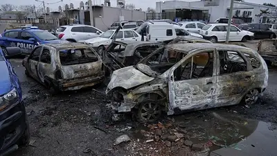 Violencia en Santa Fe: incendiaron tres autos estacionados en una comisaría de Rosario Violencia en Santa Fe: incendiaron tres autos estacionados en una comisaría de Rosario