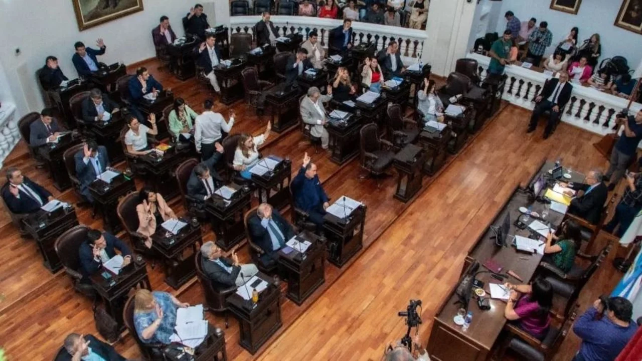 Convencionales constituyentes de La Rioja juraron la nueva Constitución: Quintela prepara un acto con la dirigencia política