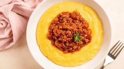 Polenta con salsa. Polenta con salsa.