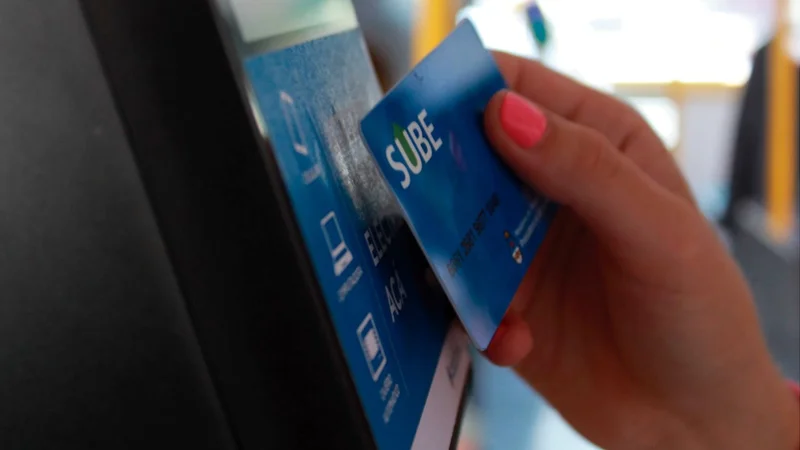 Usuaria del transporte público pagando con SUBE 